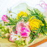 色鮮やかな花束。