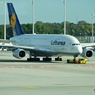 「クール」ミュンヘン国際空港の風景  (Airbus  A380)トーイング中✈