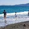 海で遊ぶ。