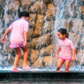 水と戯れる