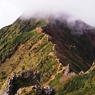 振り返って赤岳からの尾根道を見る。山頂は雲に隠されたまま。