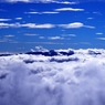 雲海の奥に山並み