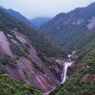 千尋の滝。左の斜めな巨大岩が印象的。台風で歩道が壊れて、近くにいけなかった