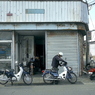 写真エッセイ：わが町点描７：角のバイク屋２