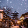 夜明け前の八坂道