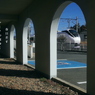 写真句：アーチ廊をゆく特急ひたち