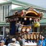 駅舎をバックに・・・