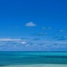 青い海とSUPボード