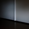 外は雨。作品のないgalleryを見つめる。