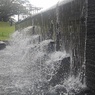 人工の滝の水飛沫（8月5日）