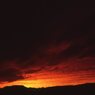 赤と黒の雲
