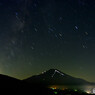 夏富士登山者と煌めく星