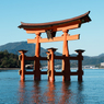 海にそびえたつ鳥居