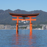 海にそびえたつ鳥居