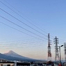 送電線に囚われた富士山
