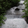 水の音に