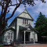 歴史のある建物と自然