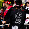 看板を背負って