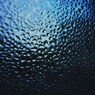 これは車の窓ガラスについた水滴です