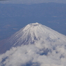 飛行機から見下ろす富士山