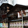 ポスターのならぶ壁