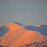 夕陽に照らされる湯殿山