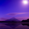 富士山と精進湖を照らす月明かり