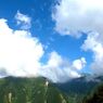 雲間の山頂