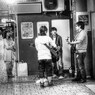 キオスク横のステージで