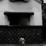 古い蔵と見つめる少女