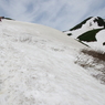 夏を待つ雪渓を登る