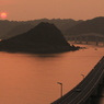 夕陽に続く橋
