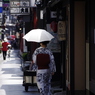 先斗町の白い傘