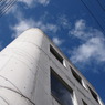 白亜のビル