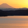 染まる湖面