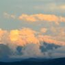 雲に隠れる月山