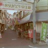 調布 メッセージは地上の線路に向けられている