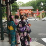 八坂で遊ぶ浴衣娘
