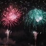 夏の夜空の信号色