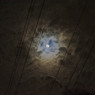 月の周りの雲がちょっとやそっとじゃ行けない様に邪魔をする荒波のよう