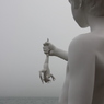 カエルを持つ少年