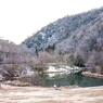 山里の池辺の冬景