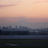 羽田空港から富士山を望む