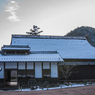 茅葺き屋根の文化遺産に雪が積もる