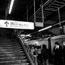 「各駅停車、新宿行きまもなくの発車です」