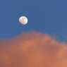 月と夕焼け雲