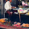 タイ、果物をカットするおばあちゃん