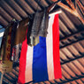 タイ、水上マーケットにかかる旗