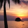静かな海に沈む夕日
