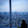 東京色の窓の前で